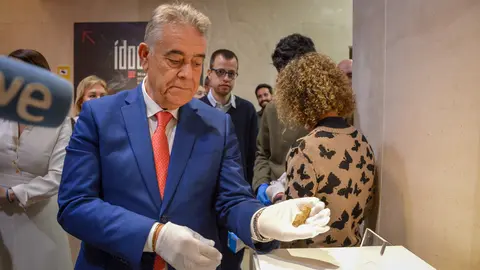 El alcalde de Almonte, Francisco Bella, con el silbato turdetano