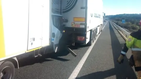 Accidente entre dos camiones en la A-66. Foto: Bomberos del Consorcio