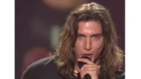 El isle&ntilde;o Manuel Carrasco cantando en la segunda edici&oacute;n de Operaci&oacute;n Triunfo. Captura del v&iacute;deo de @nostalgiamilenial