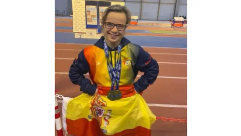 Blanca Betanzos con las medallas del Mundial de Atletismo. Foto: Ayuntamiento de Lucena del Puerto