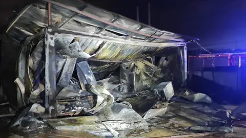 Varios m&oacute;dulos quedaron arrasados por las llamas en Moguer. Foto: Bomberos del Consorcio