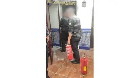 Los agentes de la Polic&iacute;a Local de Almonte sofocaron las llamas. Foto: Plataforma de Polic&iacute;as Locales de Almonte