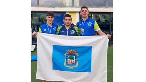 Los nadadores onubenses con las medallas