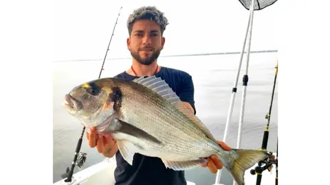 Impresionante dorada pescada entre Mazag&oacute;n y Matalasca&ntilde;as. Foto: Pesca Huelva