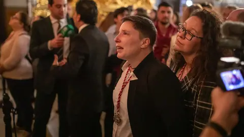 Un hermano llora tras confirmarse la suspensi&oacute;n de una salida procesional.