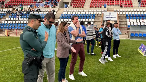 Alcalde, concejales y Guardia Civil antes de un partido del Ga&ntilde;afote Cup este s&aacute;bado en Cartaya