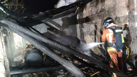 Uno de los bomberos en la extinci&oacute;n del fuego