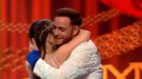 Mar&iacute;a Isabel y su pareja de baile, Luis Montero, durante la votaci&oacute;n del jurado en la semifinal de Bailando con las Estrellas