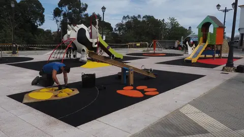 El parque infantil de la Plaza de La Paz de Palos de la Frontera ha sido reformado