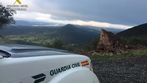 La Guardia Civil desactiva un punto de despiece y venta ilegal de veh&iacute;culos sustra&iacute;dos en Aracena