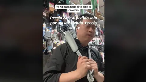 El Chinito de Huelva probando el nuevo producto de su tienda