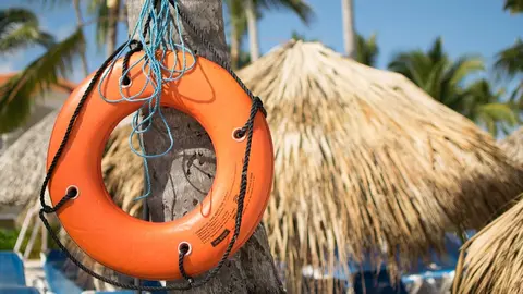 Buscan socorristas para trabajar en un hotel de Isla Canela. Imagen de PublicDomainPictures en Pixabay