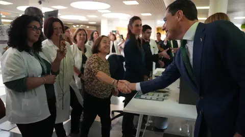 Juanma Moreno en su visita a Huelva