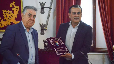 El alcalde de Almonte, Paco Bella, con el exaltador