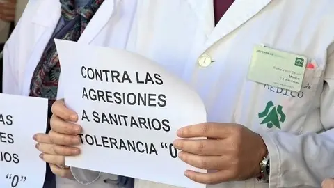Foto de archivo de una concentraci&oacute;n en contra de las agresiones a los sanitarios