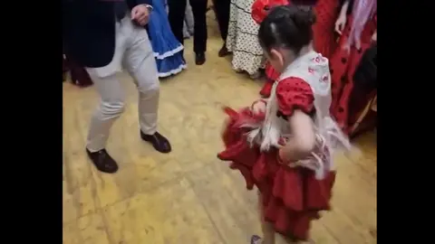 Ni&ntilde;a bailando por Manuel Carrasco en la Feria de Abril de Sevilla