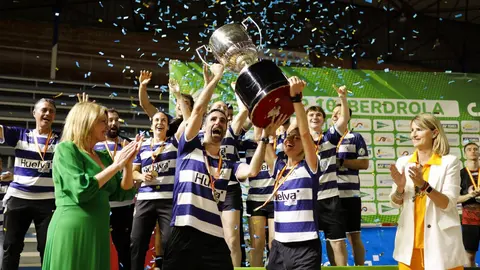 El IES La orden celebra el t&iacute;tulo de liga logrado la temporada pasada frente al CB Rinconada. Fuente: Imagen de archivo