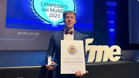 Paquito G&oacute;mez con la medalla de oro recibida en la gala de premios de campeones del mundo de la RFME del pasado 27 de febrero. Fuente: Instagram personal de Paquito G&oacute;mez
