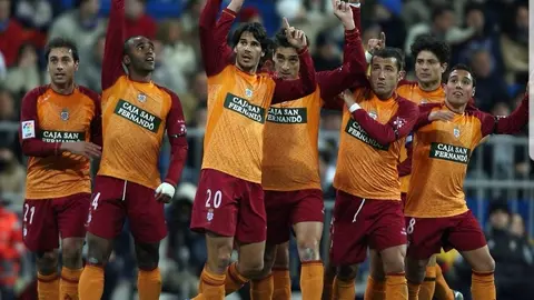 Imagen del Real Madrid 0-3 Recreativo de Huelva en el momento que los jugadores celebran uno de los tantos dedic&aacute;ndoselo a los aficionados. Fuente: Instagram oficial del Recreativo de Huelva