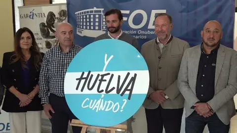 Representantes de Y Huelva cu&aacute;ndo posan con el logo de la plataforma