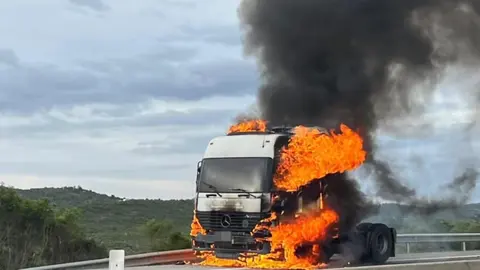 Cami&oacute;n incendiado en la A-22 de Portugal
