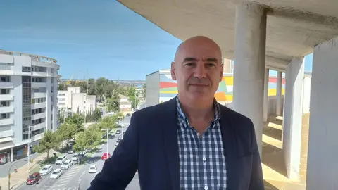 Salvador Romero con una panor&aacute;mica de Huelva desde el barrio de Pescader&iacute;a