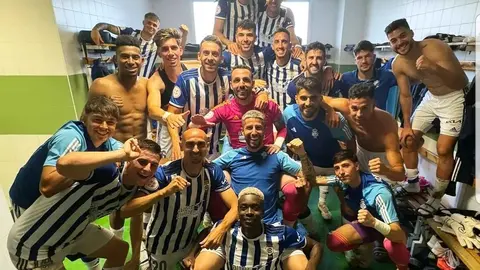 Los jugadores del Recre celebrando el triunfo frente al Intercity por 1-3 del pasado domingo. Fuente: Instagram oficial del Recreativo de Huelva