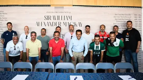 Imagen de la reuni&oacute;n de ayer que sirve para reforzar el proyecto de cantera del Recre junto con algunos representantes del F&uacute;tbol Base Onubense. Fuente: Twitter oficvial del Recreativo de Huelva