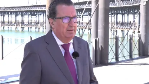 Manuel Andr&eacute;s Gonz&aacute;lez en el muelle del Tinto