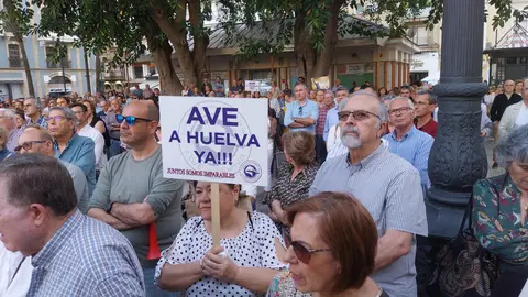 Asistentes al &uacute;ltimo acto reivindicando la alta velocidad para Huelva