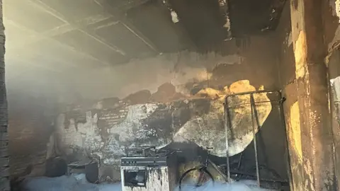 El fuego arras&oacute; las dependencias del inmueble