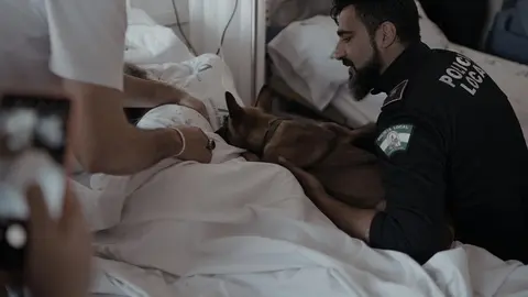 Polic&iacute;a junto a gu&iacute;a canino
