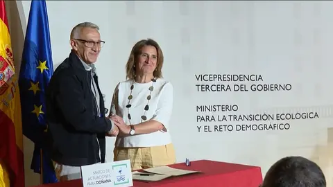 Ribera estrecha la mano al alcalde de Bonares