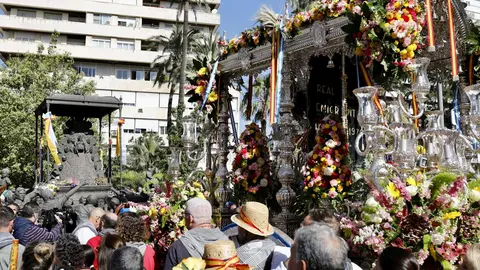 El Simpecado de Emigrantes ante el monumento a la Virgen del Roc&iacute;o