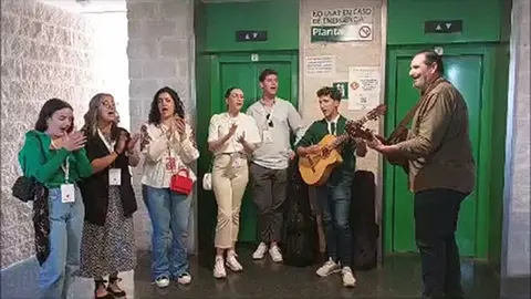 Voluntarios cantando en el Hospital Juan Ram&oacute;n Jim&eacute;nez