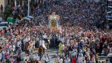 La Hermandad de Huelva en su salida hacia El Roc&iacute;o. Foto: Alberto D&iacute;az