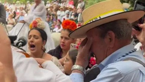 Beatriz Romero le canta a su abuelo en el camino al Roc&iacute;o. Foto: @bearomerog