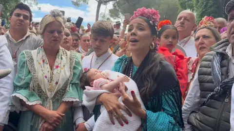 La moguere&ntilde;a Pilar Bogado le canta a su Simpecado de Moguer con su peque&ntilde;a en brazos. Foto: @pilarbogado
