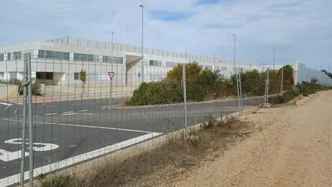 El Centro Hospitalario de Alta Resoluci&oacute;n (CHARE) de la Costa occidental en el t&eacute;rmino de Lepe, cerrado debido a la ausencia de una carretera de acceso.