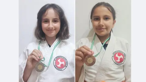 Hermanas olontenses con sus medallas. Foto: Deportes Gibrale&oacute;n