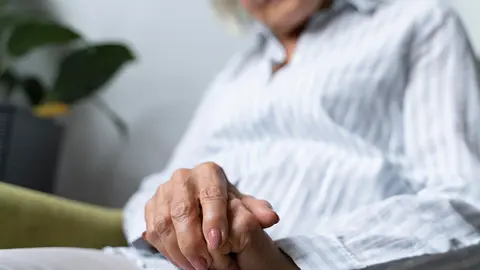 1716468317154PARKINSONMANOSMUJER ESTANDAR