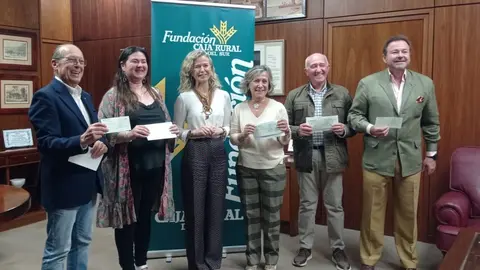 Representantes de distintas entidades solidarias tras recibir los cheques de Fundaci&oacute;n Caja Rural del Sur
