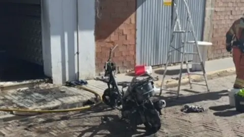 Moto en el exterior del edificio de Lepe