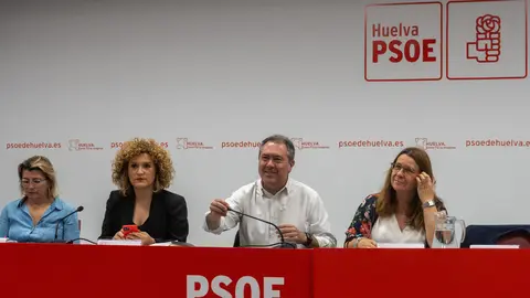 El secretario general del PSOE-A junto a dirigentes socialistas de Huelva