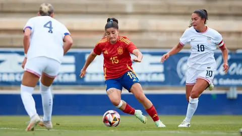 B&aacute;rbara L&oacute;pez durante su debut con la selecci&oacute;n espa&ntilde;ola Sub-19 en la victoria contra Estados Unidos por 3-0 del pasado 31 de mayo. Fuente: Twitter oficial del Sporting de Huelva