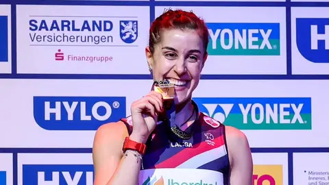 Carolina Mar&iacute;n, celebrando vencedora de su s&eacute;ptimo Campeonato de Europa de B&aacute;dminton, intentar&aacute; ganar en el Abierto de Singapur. Fuente: Twitter oficial de Carolina Mar&iacute;n