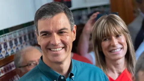 El presidente del Gobierno, Pedro S&aacute;nchez, junto a su esposa. (Fuente: PSOE)