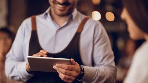 El sector Servicios es en el que m&aacute;s ha bajado el paro