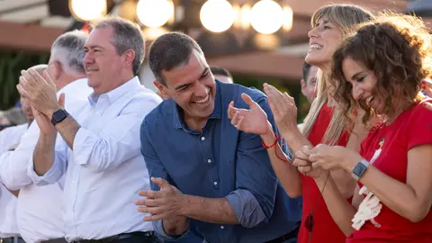 El presidente del Gobierno, Pedro S&aacute;nchez, acudi&oacute; ayer a un acto de campa&ntilde;a con su esposa. Foto: PSOE-A