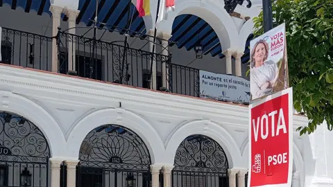 Cartel de Teresa Ribera a las puertas del Ayuntamiento de Almonte.